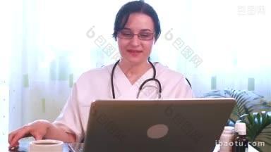 医生使用笔记本<strong>电脑</strong>在线向病人提供x线摄影结果